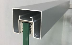 Поручень с пазом под уплотнитель квадратный 40х40 неанодированный